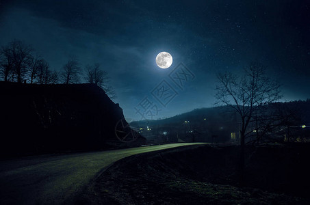 满月之夜穿过森林的山地路在夜晚与大月亮相伴的乡村图片