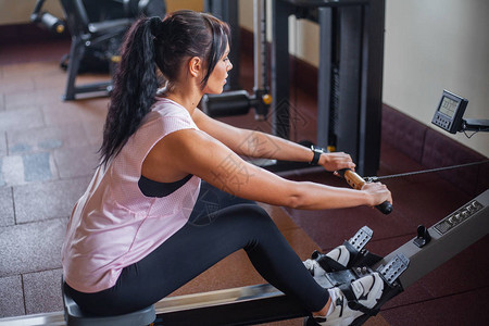 在健身房锻炼腹肌的女人图片