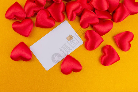 红色的心信用卡上闪发光的金色图片