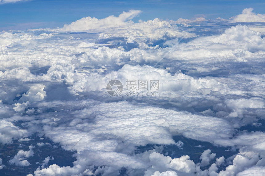 飞翔在浓密的白云层之上云图片
