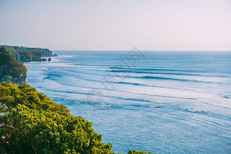 印度尼西亚巴厘岛海岸线和海洋浪冲图片