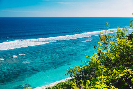 热带岛屿的热带海滩和蓝色海水图片