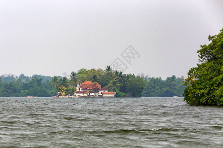 斯里兰卡Kothduwa寺庙的河流图片