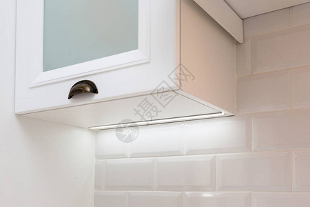 近和低角度顶端视图豪华室内元件的照片门用轻亮的白色厨图片