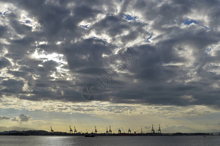 瓜纳巴拉湾与城市港口和黄昏图片
