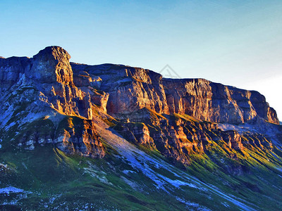 巨大的阿尔卑斯山高原和瑞士乌里州格拉顿峰顶Glat图片