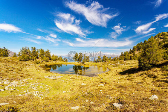 Zocche的小湖OrobieAlpsSondrioIT背景是MountDis图片