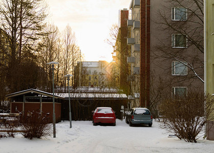 芬兰赫尔辛基的汽车在村里行驶背景图片