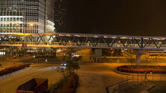 行人天桥与路人在夜间城市背景上的道路上方人行天桥与人们在夜晚的城市建图片