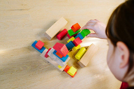 儿童用多彩木制块玩耍图片
