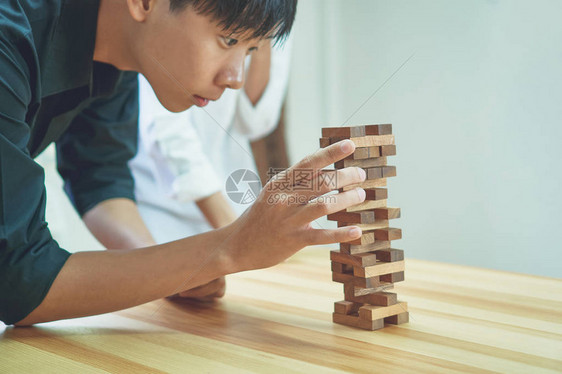 妇女和团队合作用空木立方体制作金字塔以循序渐进的经营理念图片