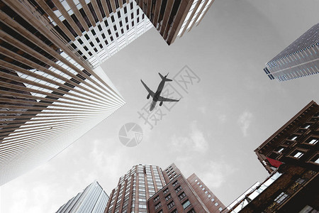 纽约市乌斯亚的云天上摩天大楼和飞机图片