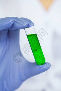 药物做化学实验的实验室技术员关闭科学家在实图片