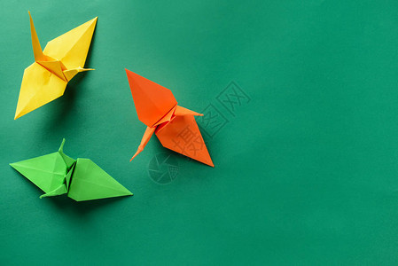 彩色背景上的折纸鹤背景图片