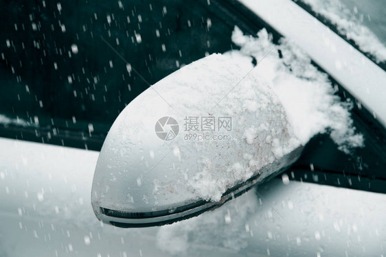 汽车侧视后镜被雪覆盖特写图像图片