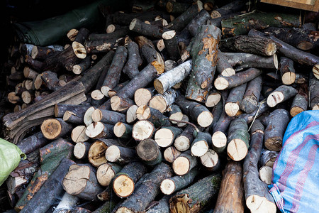 谷仓里的一堆柴火堆木柴准备过冬图片