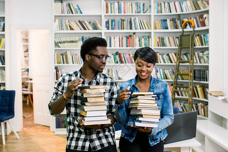 时髦的年轻非洲裔美国学生男孩和女孩在大学图书馆学习图片