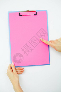 与粉红色纸的空白文件夹手拿着文件夹和句柄在白色背景上复制空间图片