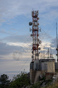 电信网络基础设施移动网络塔传输信号和连接数字无线卫星图片