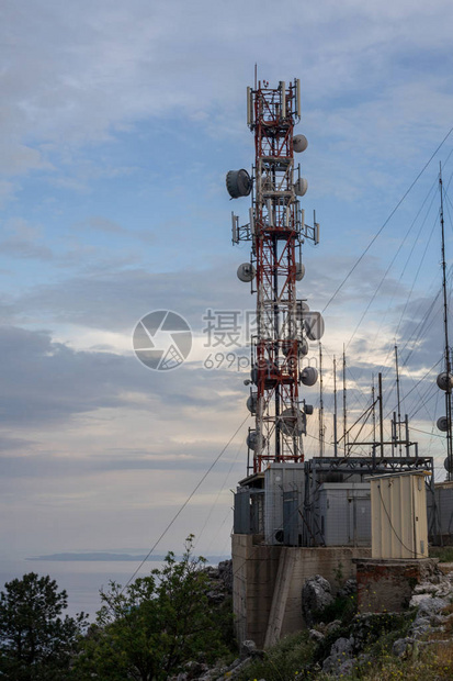 电信网络基础设施移动网络塔传输信号和连接数字无线卫星图片