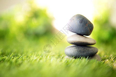 绿色草地SPA冥想或幸福与zen概念的平衡图片