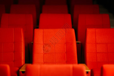 放映前电影院的空座位图片