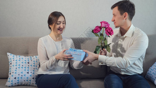 情人节礼物年轻人给他的女朋友情人节礼物盒节日礼物图片