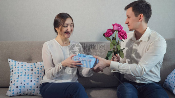 情人节礼物年轻人给他的女朋友情人节礼物盒节日礼物图片