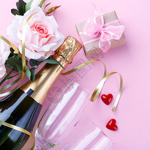 香槟杯粉红色玫瑰的浪漫背图片