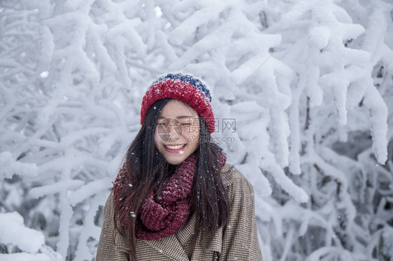 日本阿尔卑斯山Shinhotaka观察甲板下雪天下感到非常快乐和寒冷图片