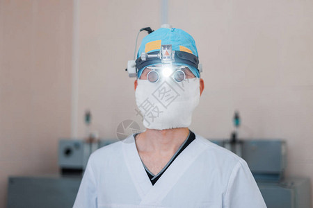 在手术室里用二进制助听器做显微外科手术图片