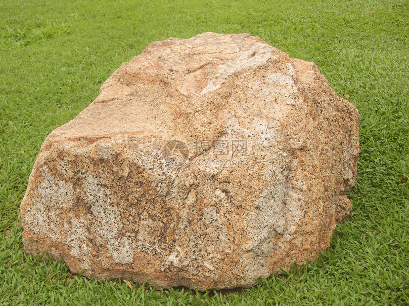 草地上的大石头图片