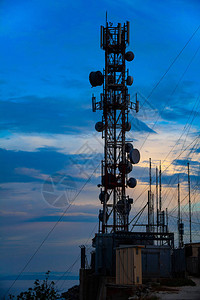 传输线穿过广播塔卫星盘装在微波天线上连接同轴电缆的木制电柱本地蜂窝站点有图片