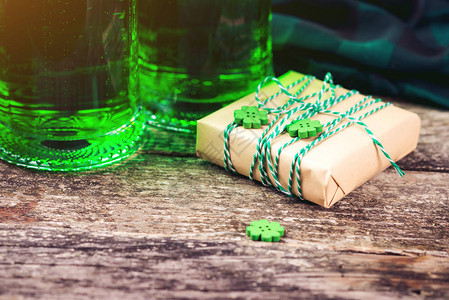 快乐圣帕特里克节与啤酒和幸运三叶草的卡片圣帕特里克节假期庆祝活动爱尔兰节日象征幸运的概念圣帕特里克节背景与礼图片