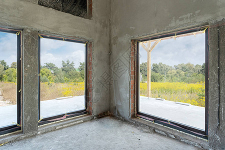 在新砖房安装塑料玻璃窗框图片