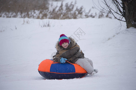 SleddingHappy孩子度假冬天的乐趣和游戏小男孩享受雪橇孩子们在户外玩雪孩子们在冬天在阿尔背景图片