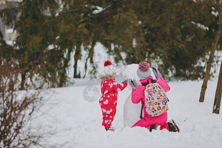 在白雪皑的公园或森林户外堆雪人图片