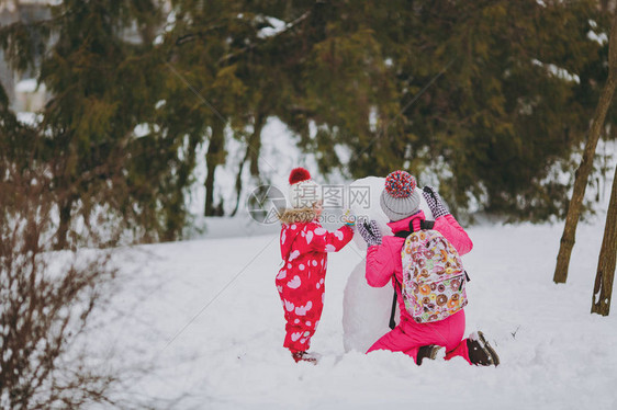 在白雪皑的公园或森林户外堆雪人图片