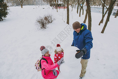 在白雪皑的公园或森林户外堆雪人图片