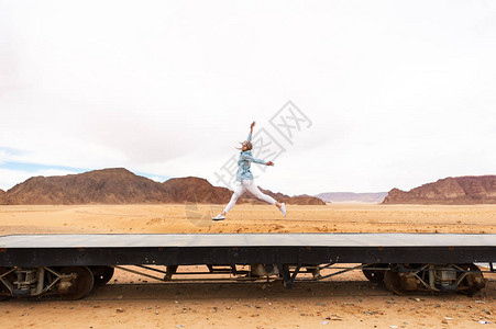 这女孩在约旦沙漠的铁路上跳图片