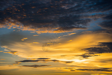 黄色天空云彩剧烈的日落五颜六色的黄色天空和云彩背景图片