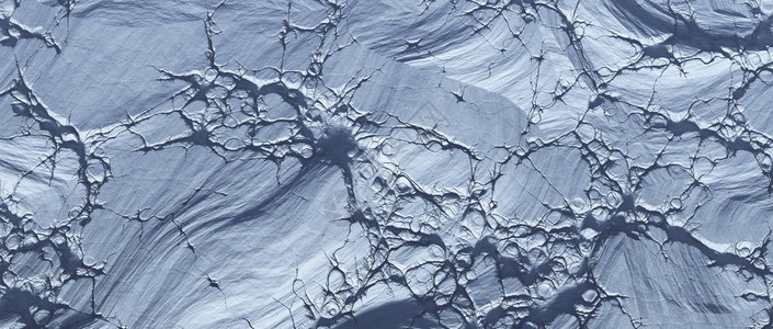 冰冻的白色裸露裂缝景观的空中图片