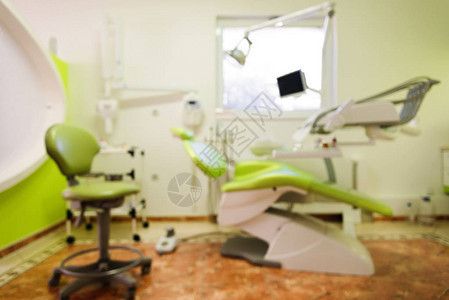 与绿色石灰的牙科椅和仪器进行牙科协调图片