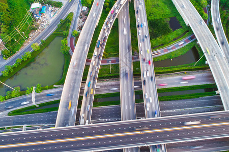 载有车辆行驶后勤概念空中观察的高速公路运输交通道图片