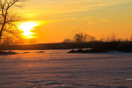 在冻河第聂伯河的日落在冬天图片