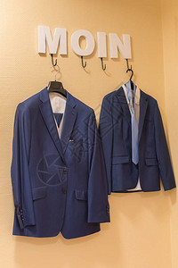两件夹克外套挂在衣柜的衣橱上婚礼前在酒店房图片