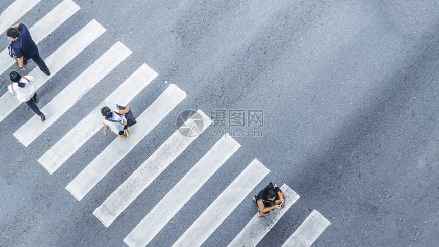 从人们在街上行人十字路口走的顶层观点看高清图片下载-正版图片505734284-摄图网