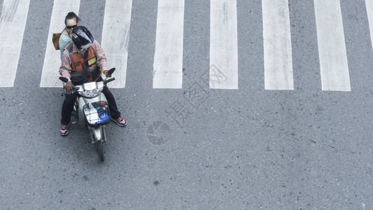 城市街道上行人十字路口图片