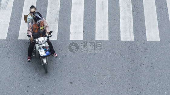 城市街道上行人十字路口图片