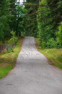 春季空旷的乡村道路图片